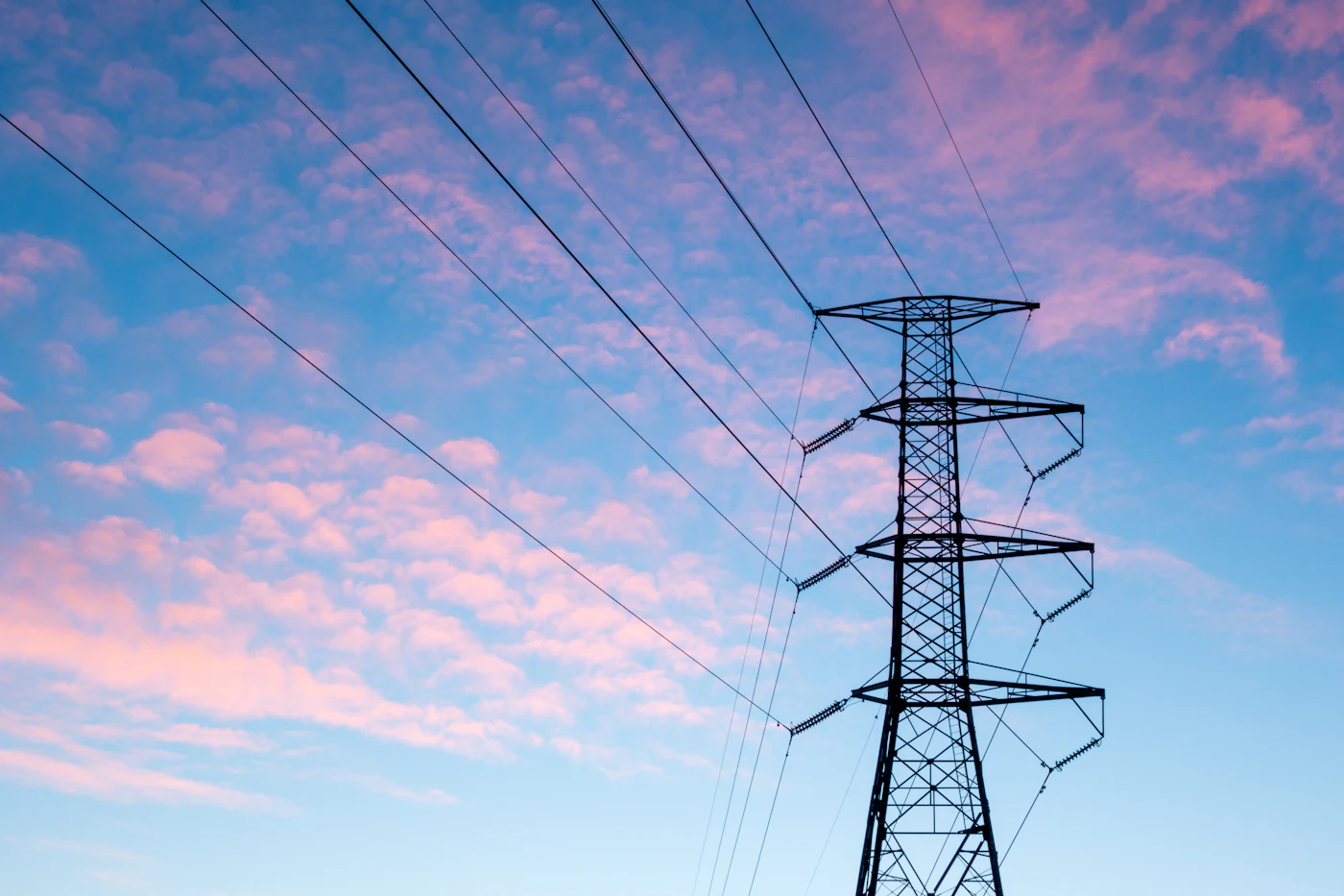 Gün batımında enerji iletim hattı direği