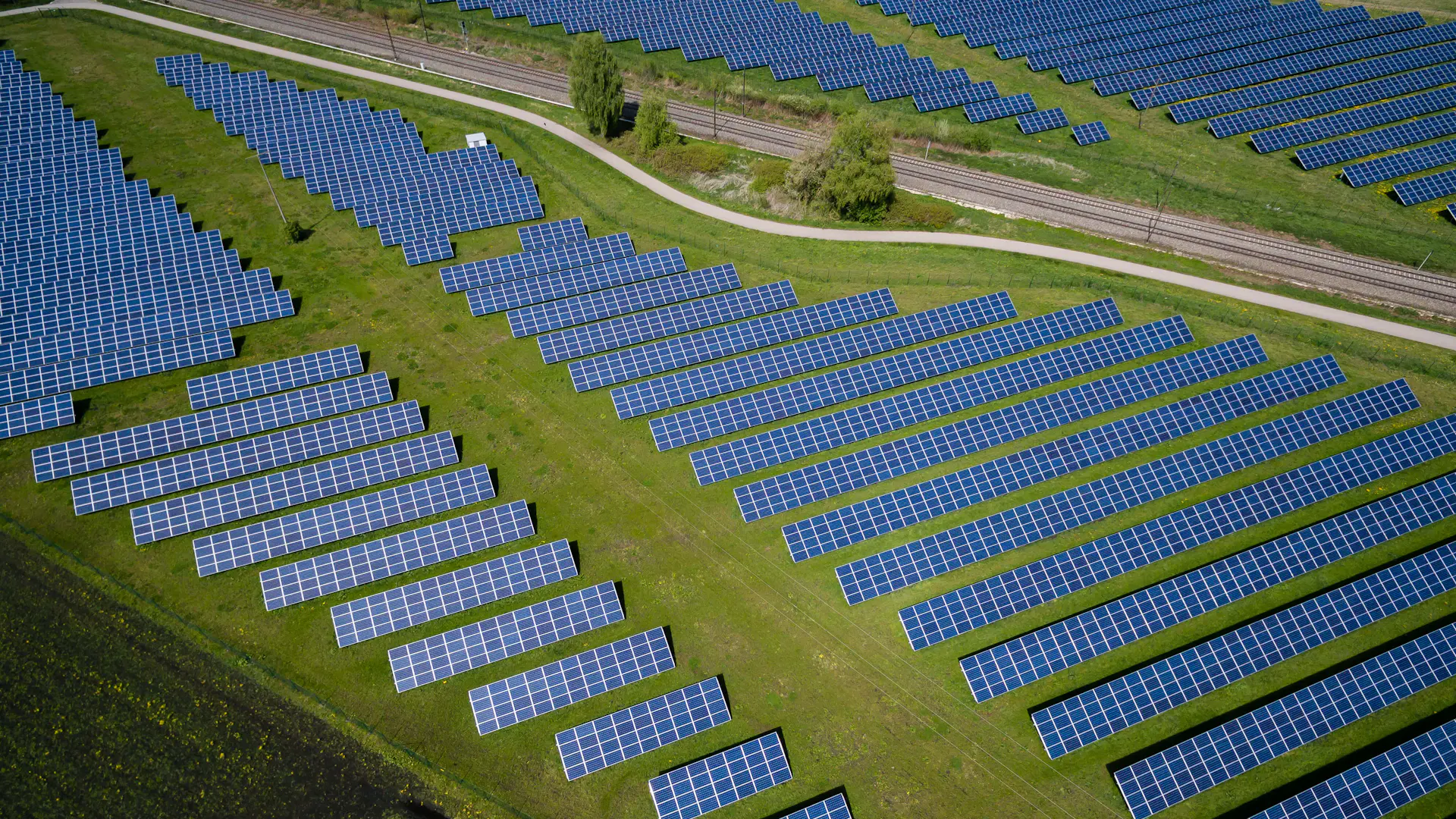 Yeşil arazi üzerinde güneş enerji santrali