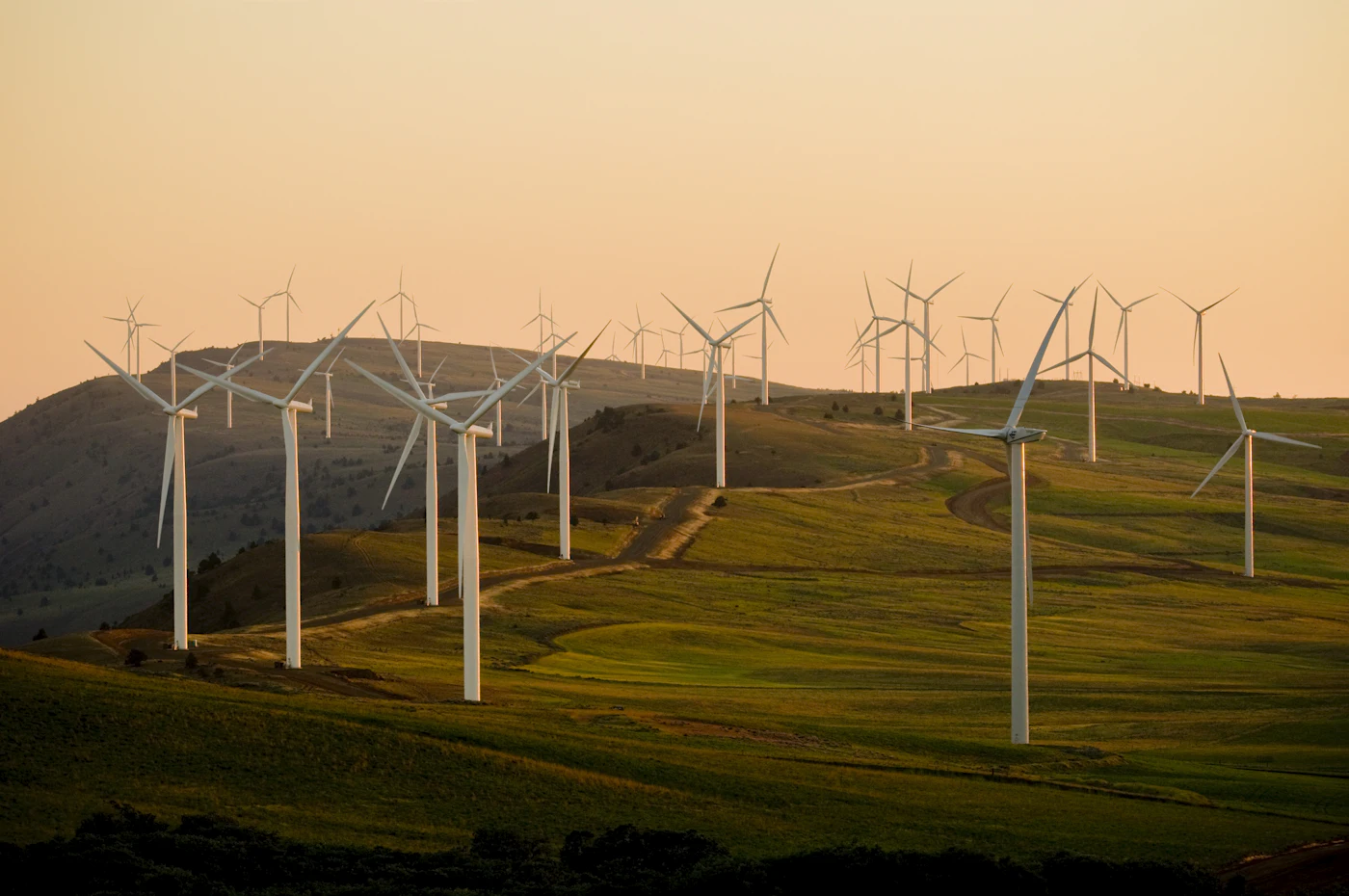 Tepeler üzerinde rüzgar enerji santrali türbinleri